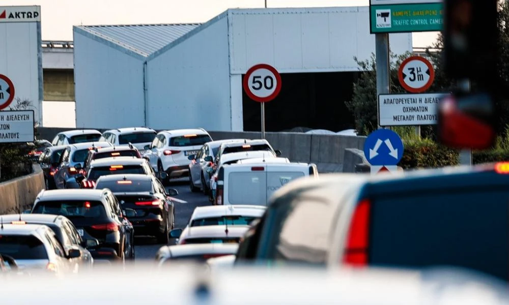 Καραμπόλα οχημάτων σημειώθηκε στην Αττική Οδό